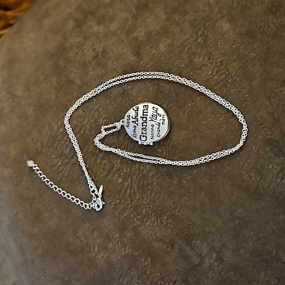 3/$30 VTG NRQ AVON Grandma Locket Pendant Chain Necklace - Picture 2 of 7